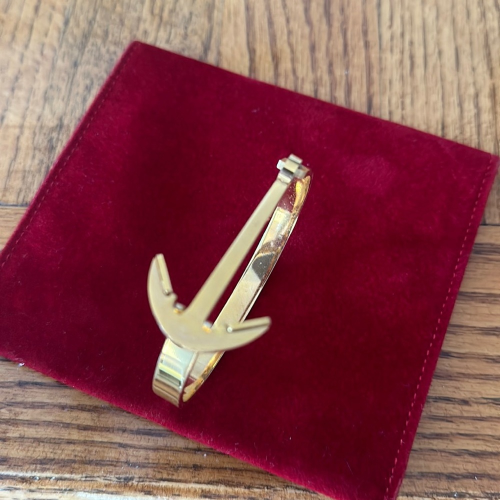 Gold tone anchor design bracelet